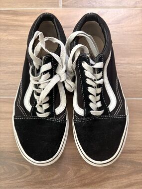 Vans women’s Classic Black & White Low-Top Skate Sneakers Size 5.5 - Used